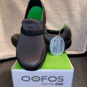 OOFOS Women's OOMG Fibre Low Shoe Black & Grey